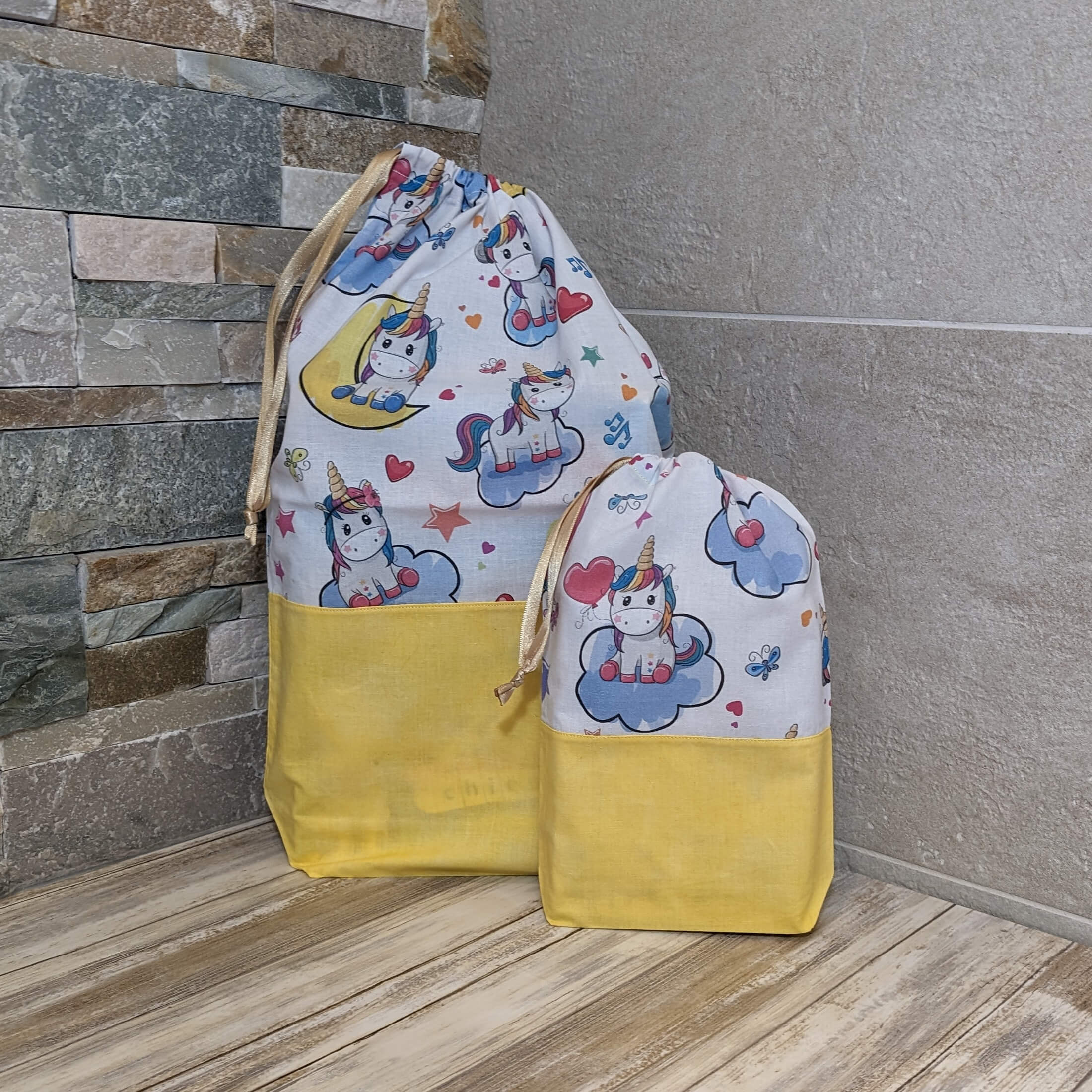 produit-pochon-jaune-licornes-plein emballage cadeau réutilisable pochon jaune licorne