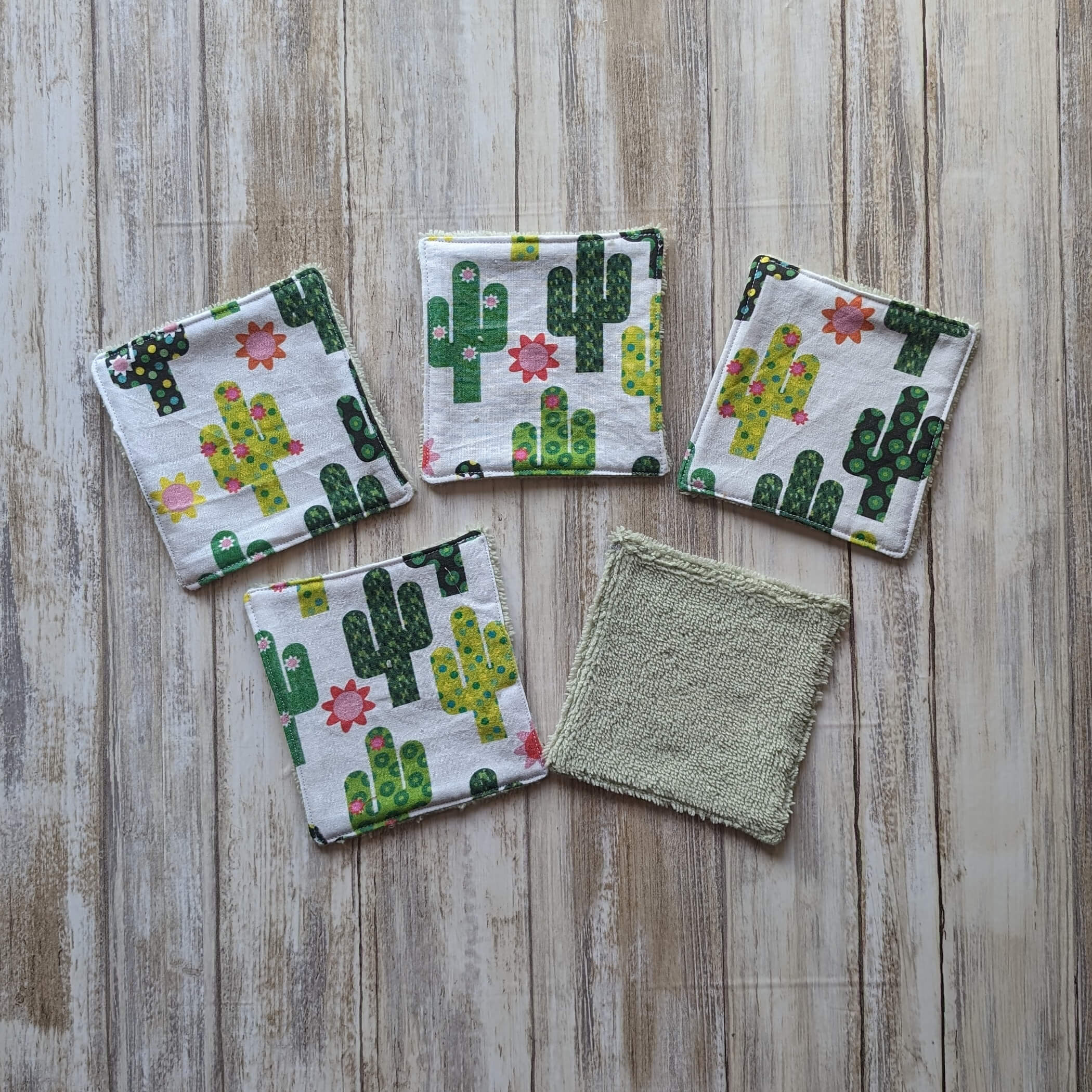 produits-lingettes-M-vert-cactus-lot-expose puériculture lingettes bébé lavables réutilisables bambou vert cactus lot