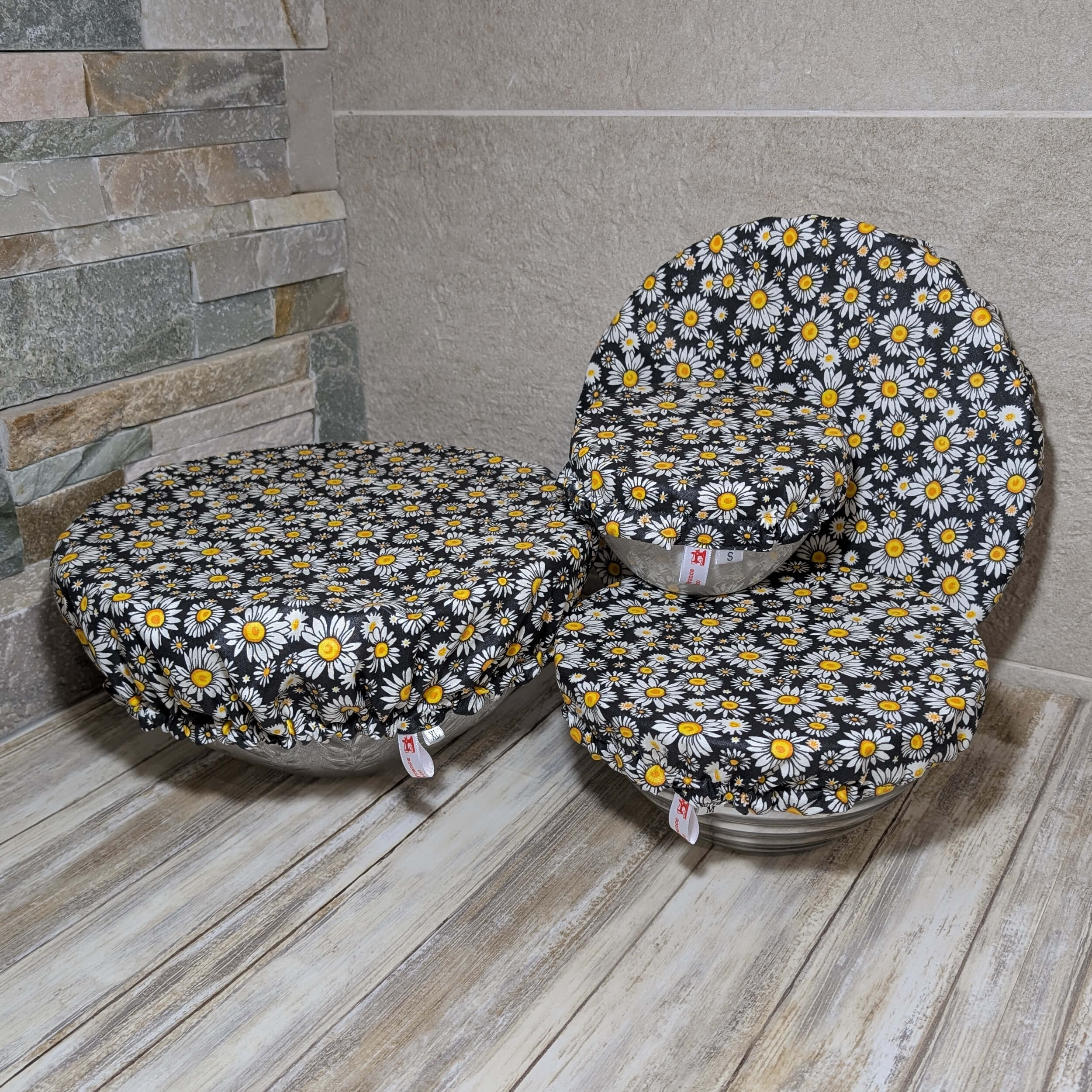 produit-charlotte-paquerettes charlotte couvre plat noir pâquerettes ensemble