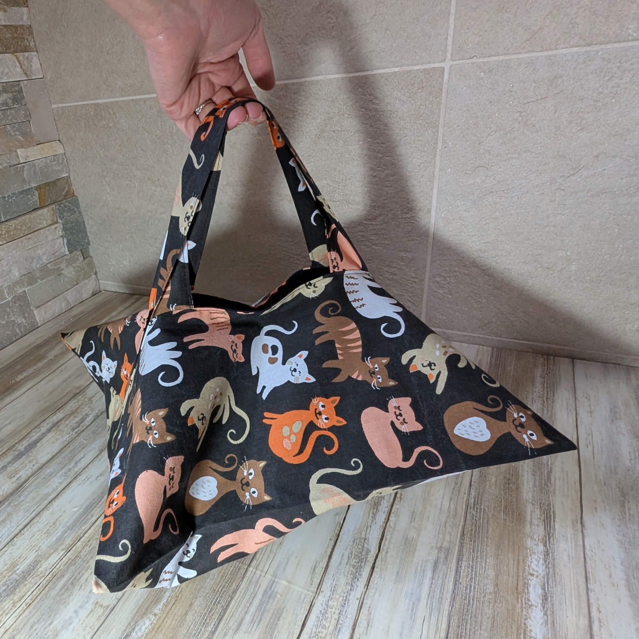 produit-sac-tarte-noir-chats-porte sac à tarte noir chats porté