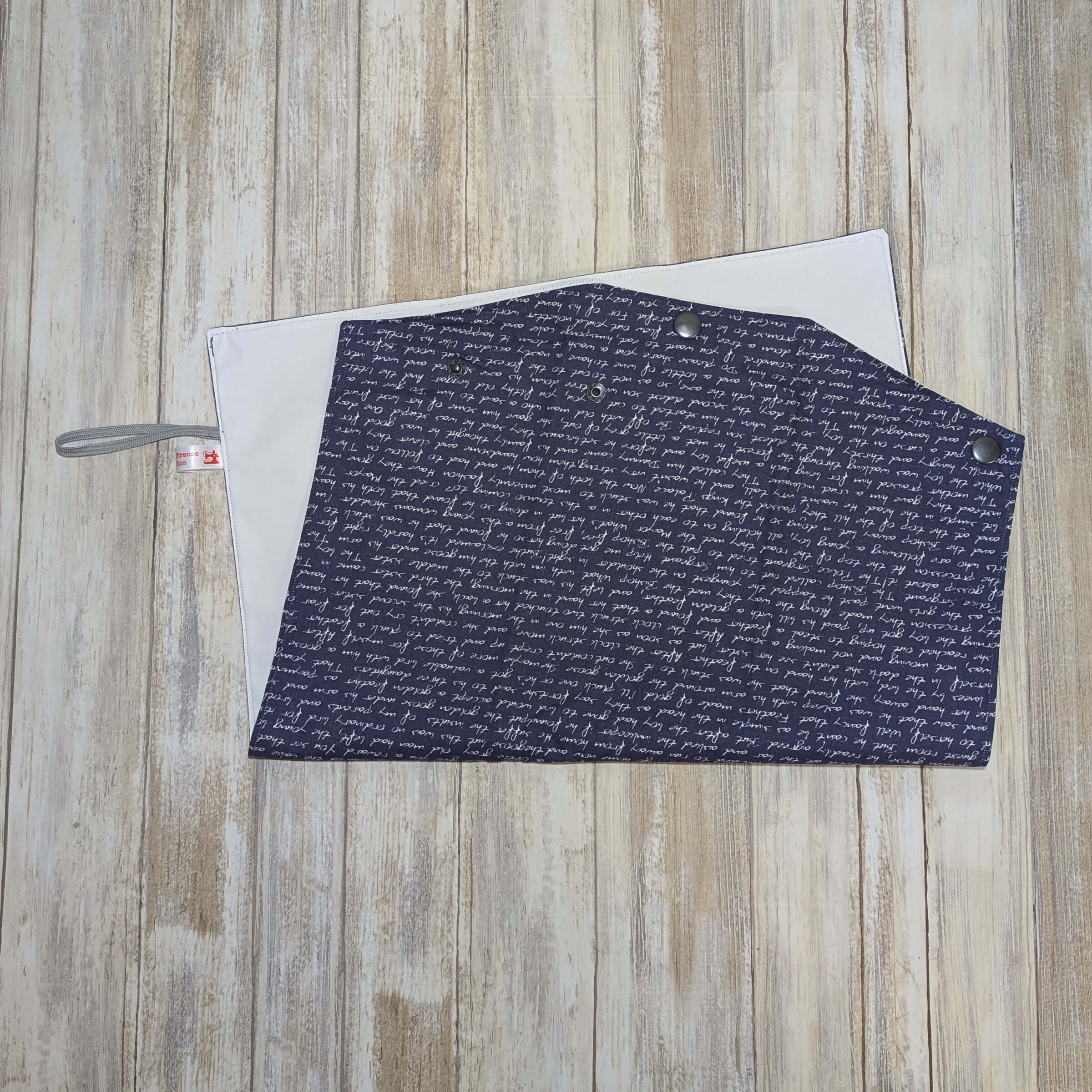 produit-embalsandwich-ecritures-bleu-etale embal'sandwich embal'tapis emballage sandwich tapis bleu écritures étalé