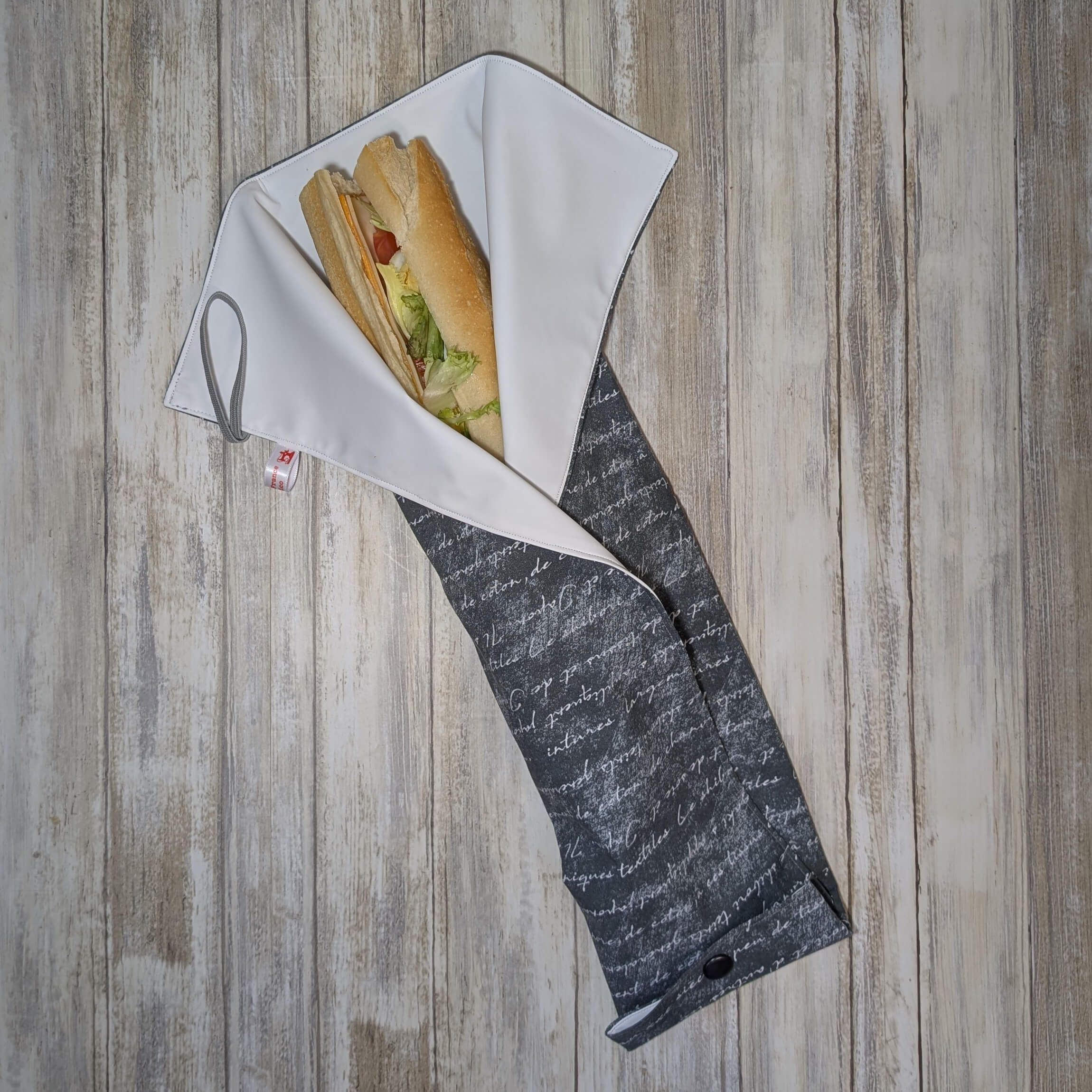 produit-embalsandwich-ecritures-gris-sandwich-ouvert embal'sandwich embal'tapis emballage sandwich tapis gris écritures