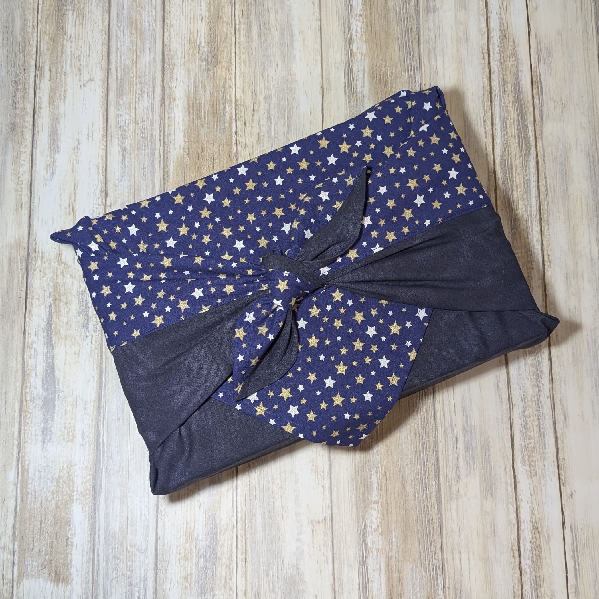 produit-furoshiki-nuit-étoilée-plein. furoshiki emballage cadeau réutilisable nuit étoilée